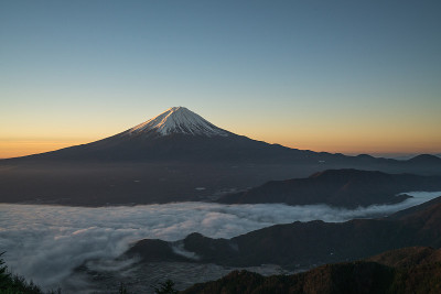 牵牛花富士山和云海，山梨，日本