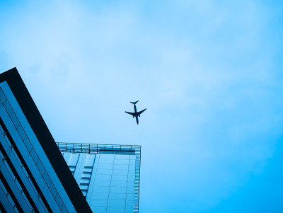 在大楼上空低空飞行的客机