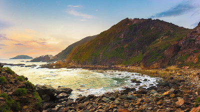 黎明时分的岩石海岸
