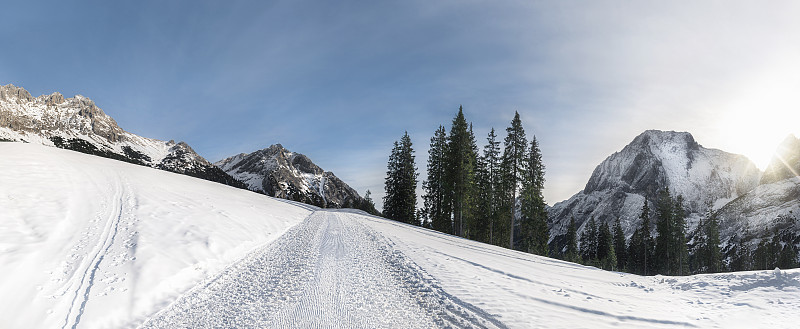 冬季全景，雪山公路和山峰