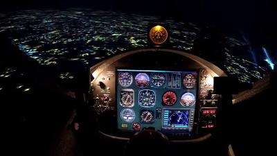 城市上空夜航模拟器，初级飞行员训练设备
