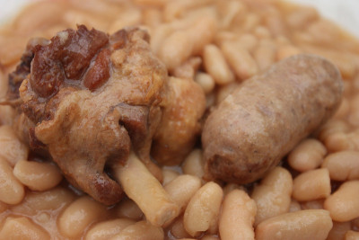 鹅肉砂锅和香肠