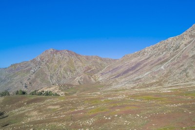 白雪覆盖的高山、高山草甸和当地的山区居民点