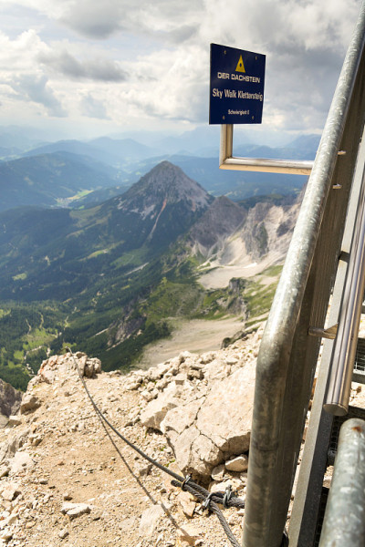 途经ferrata，攀登奥地利阿尔卑斯山脉达赫斯坦冰川顶部