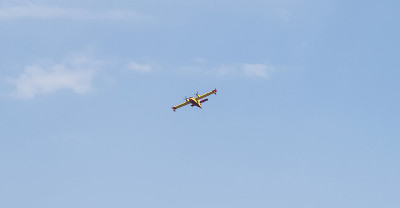 2016年6月25日，希腊。Canadair从马尔马拉斯大火中返回