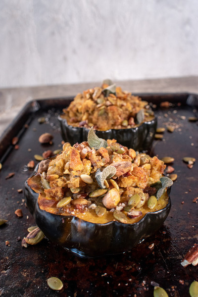 烤橡子南瓜碗，面包填料，坚果，香草烤盘