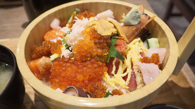 米饭上的生鱼片配上海胆、鲑鱼、Ikura、ebi、螃蟹和火锅。这是日本菜。