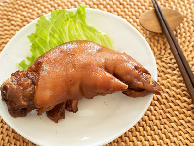 炖猪蹄在盘子里