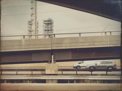 工业背景下的混凝土公路