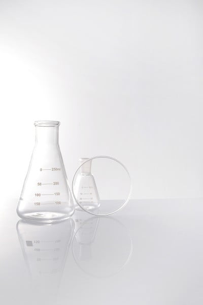 具有品牌和产品介绍的背景。空化学，生物科学实验室玻璃器皿收集。