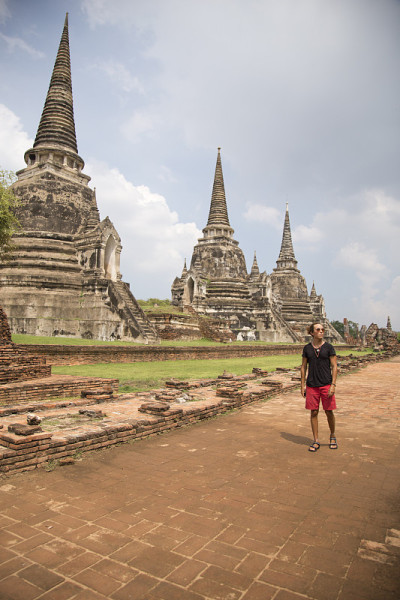 独自旅行的游客，在泰国大城府的佛寺遗址中行走