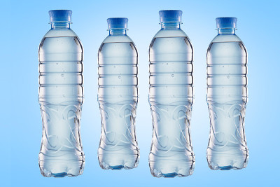 一套塑料水瓶。
