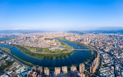台北城市鸟瞰图-亚洲商业概念形象，在白天和蓝天下的现代城市全景建筑鸟瞰图，拍摄于台湾台北。