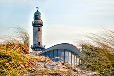灯塔Warnemünde(德国)在覆盖着马兰草的沙丘后面