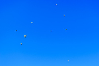 伞兵在蔚蓝的天空中降落