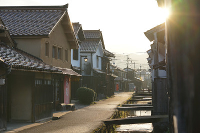 阳光明媚的清晨，仓吉白墙仓库(仓吉市内buki Tamagawa传统建筑保护区)的市容