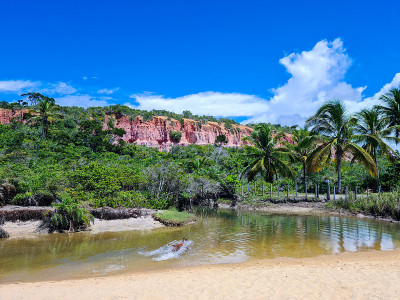 Arraial d'Ajuda是巴西塞古罗港市的一个地区，位于巴伊亚州海岸。