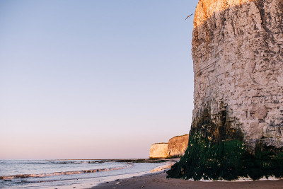 英国肯特海岸线Broadstairs植物湾海滩的白垩悬崖。