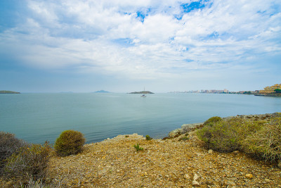 在阳光明媚的一天，一艘白色游艇在拉曼加德尔马尔梅诺的海景。穆尔西亚,西班牙