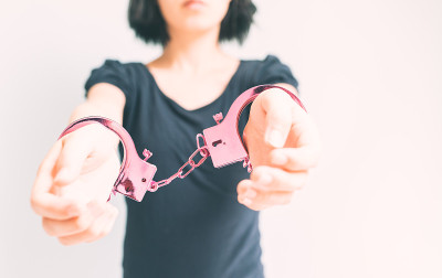 戴上手铐的女人