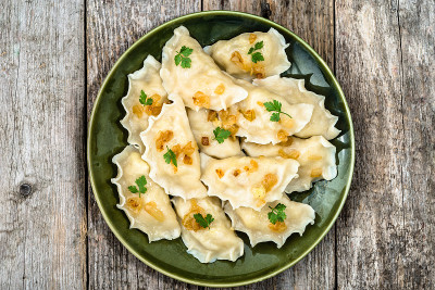 自制的煎洋葱饺子盘，俯视图，烹饪理念