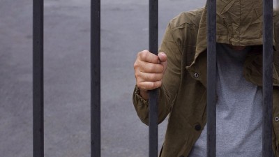 绝望的人拿着铁棒
