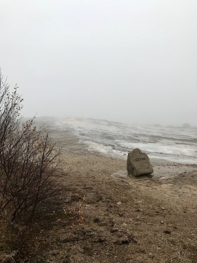 冰岛大Geysir地热区的秋冬景观:黄金圈的自然地标——泥、灌木、雾、沸水和冰