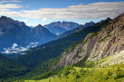 草地和参差的山峰的阿尔卑斯山和多洛米提Pesarine