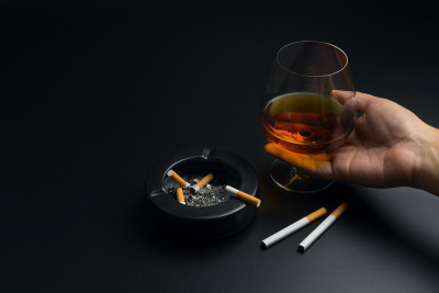 手里拿着一杯白兰地