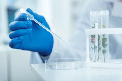 进行生物化学分析的专业科学家