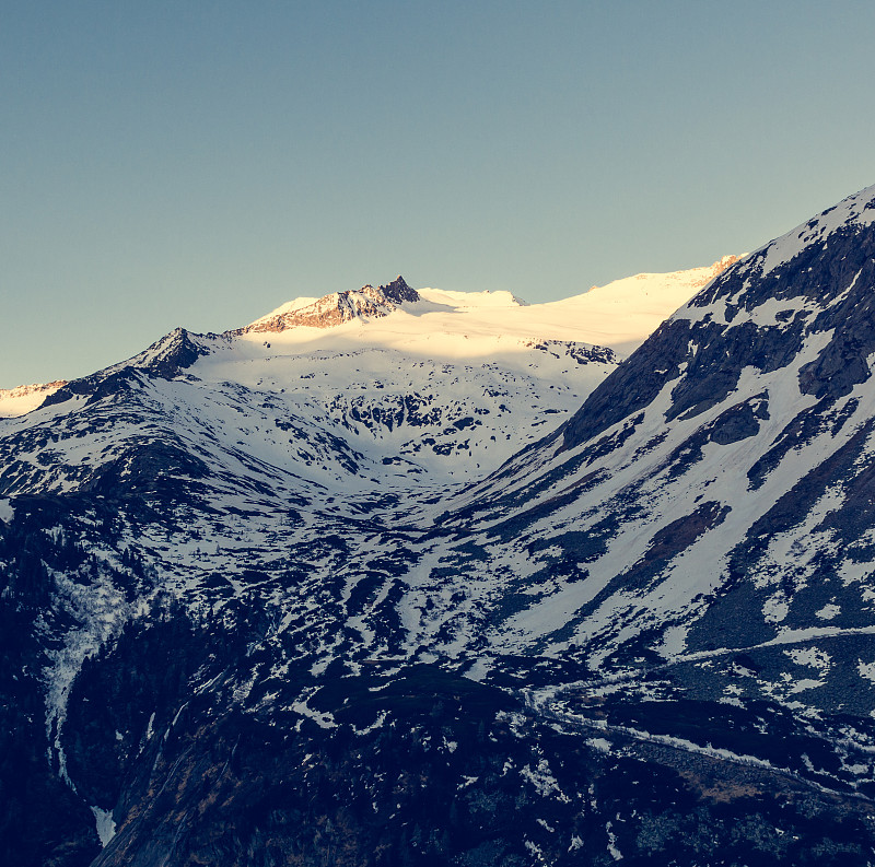 早晨的雪山。