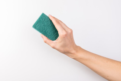 女性洗碗用的海绵。女人的手势或手势孤立在白色。一只手拿着用来洗碗的海绵