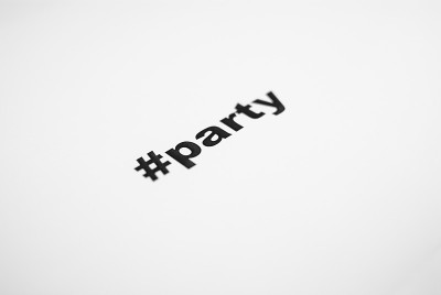 特写类型#party。纸上的标签词
