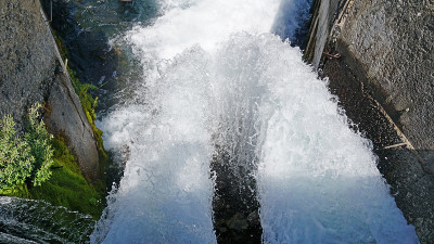 把水压排入河里