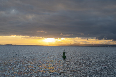 日落时分多云的地中海海景