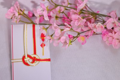 计算器，钱，庆祝袋和樱花