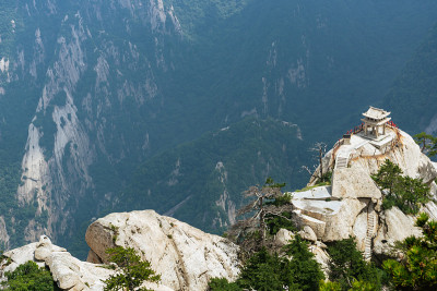 中国的华山，有一座石亭俯视的角度