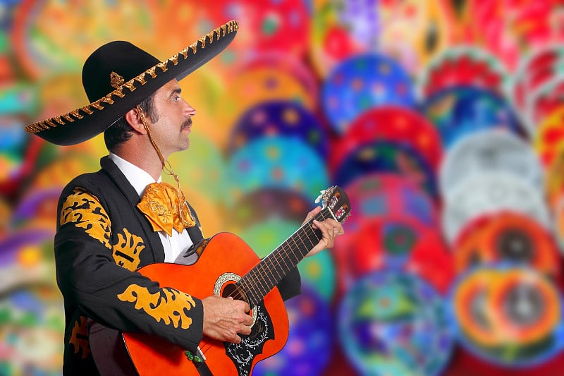 Charro Mariachi在七彩模糊中弹吉他