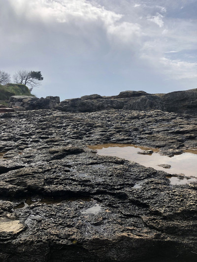 多山的海在大自然的岩石