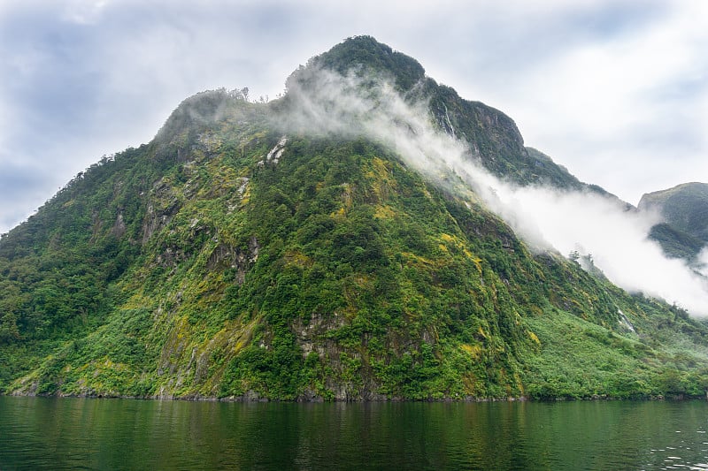 峡湾山脉丘陵海洋瀑布船峡湾米尔福德听起来可疑听起来新西兰