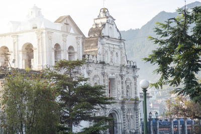 危地马拉Quetzaltenango的圣灵大教堂-殖民城市的新古典和巴洛克大教堂-清晨的天主教堂