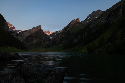 美丽的风景在瑞士高山湖泊在蓝色的时间。在太阳升起之前，美丽的晨光。世界上最美丽的地方之一的史诗般的风