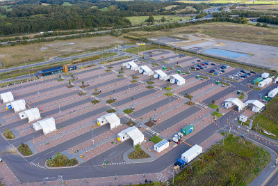 英国西约克郡利兹市新冠肺炎免下车测试基地的航拍照片，展示了停车场测试设施和新冠肺炎帐篷