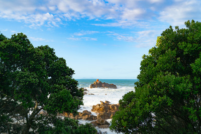 风暴的波浪冲击着岩石的前海岸