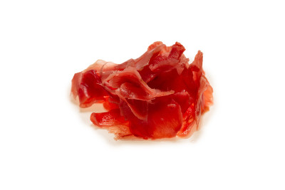 腌姜孤立在白色背景。