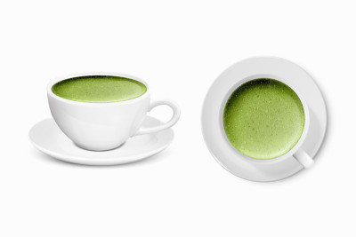 矢量3d现实陶瓷白色咖啡瓷陶瓷杯，杯和碟孤立在白色背景。绿奶泡抹茶。设计模板。前视图和俯视图