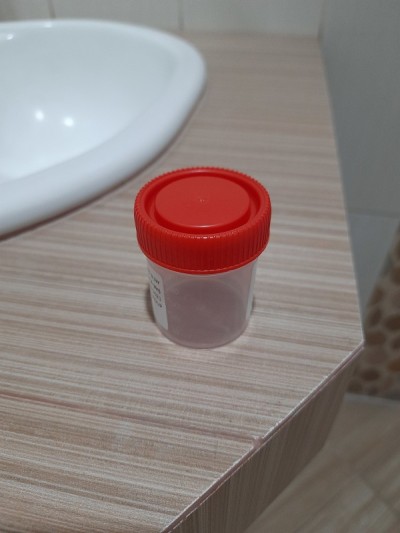 红色小瓶子装尿
