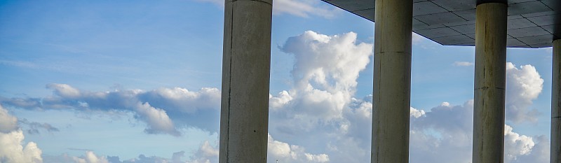 多云天空中的支柱