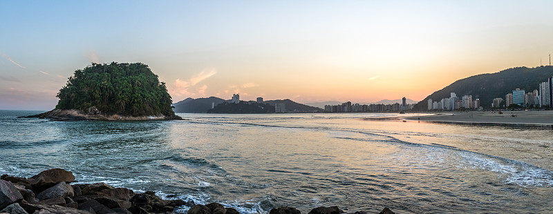 日落时的圣文森特城市天际线和乌鲁布奎卡巴岛的全景-桑托斯，圣保罗，巴西