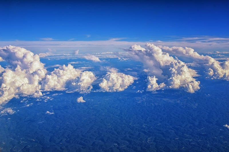 空中云景在科罗拉多州，堪萨斯州，密苏里州，伊利诺斯州，印第安纳州，俄亥俄州和西弗吉尼亚州的飞行在秋季